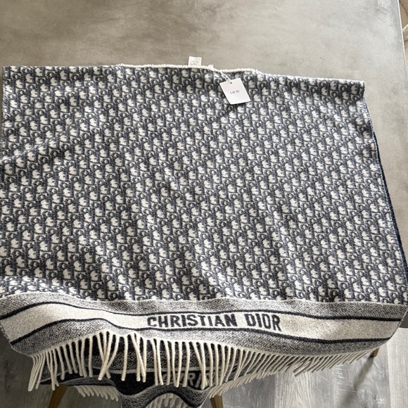 DIOR OBLIQUE REVERSIBLE
PONCHO - Picture 2 of 9